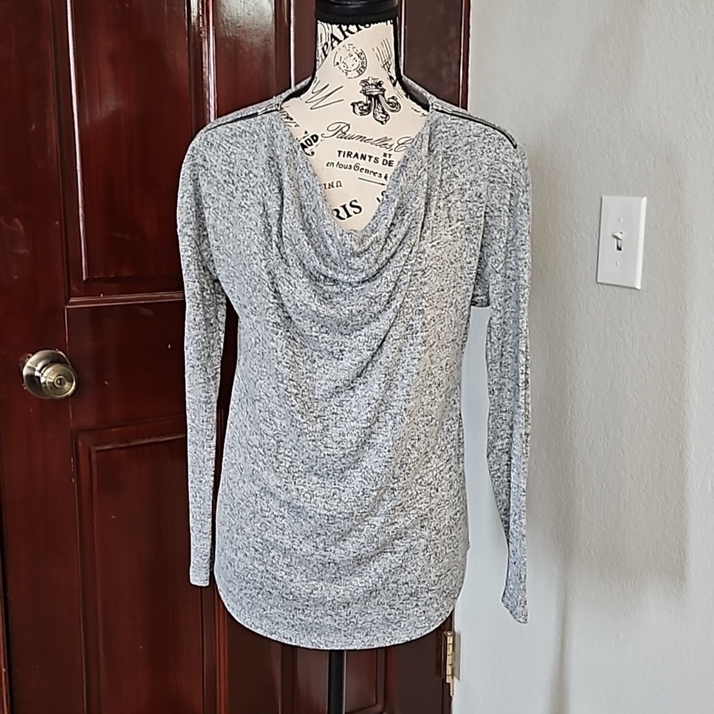 Light weight sweater top size medium